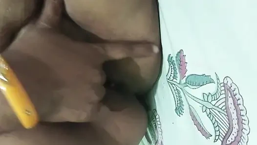 Hintli kız parmaklıyor ve parmağını sokuyor ve gıcıklıyor