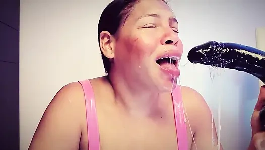 Boğazımı sivirirken oyuncaklarla boğazımı mahvediyorum, testislerime kadar