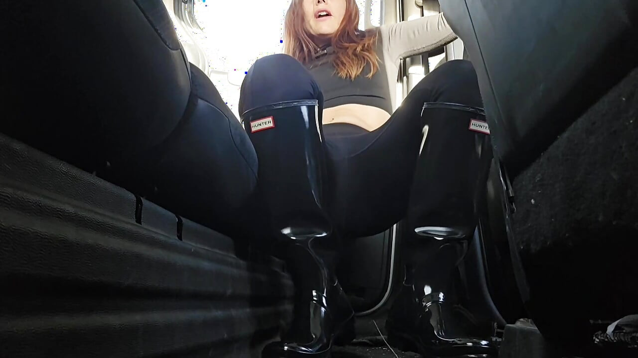 부츠 온 더 워터 비치
