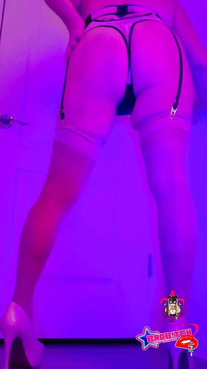Tarian Kat-Licious Sensually Dalam Hitam & Tan Teddy, Garter Belt & Paha-High Hoes