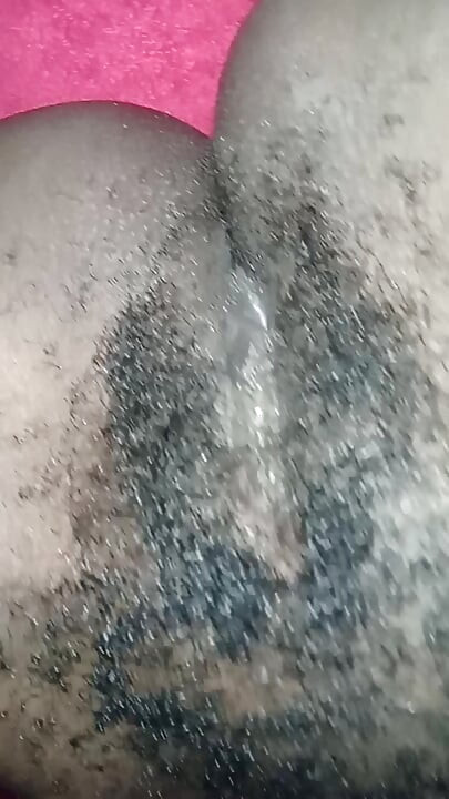 我第一次把雞巴插進我的屄裡，真的很痛，我再也受不了了 x xxxxxxxxxxxx