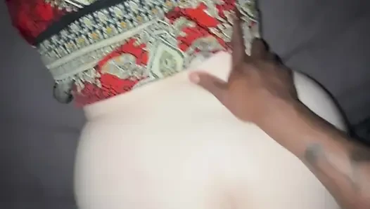 Büyük götlü düzgün vücutlu bebek sıkı amcığını domaltarak siktiriyor