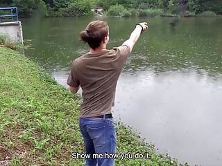 Er entdeckt einen süßen twink beim fischen und bietet ihm genug geld an, um seinen schwanz lutschen zu lassen - BIGSTR