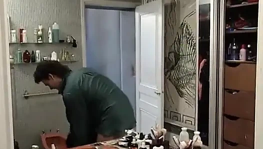 Kasık saçlı sarı banyoda ısırıyordu