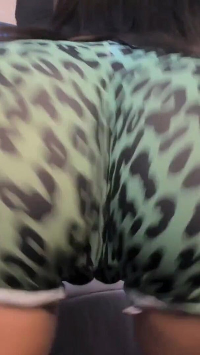 Ključni trenutak iz "Seksi i prekrasne Latine s velikom guzicom twerka, pleše perreo i trlja guzicu o dildo JEBANJE U OGLEDALU"