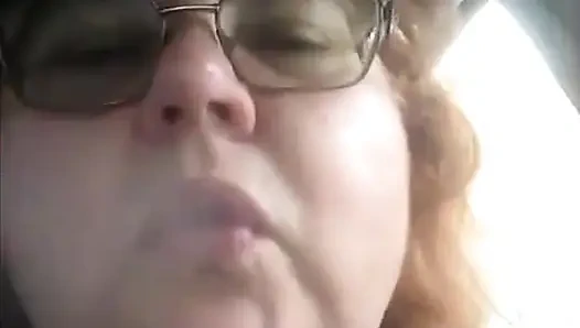 Yaramaz hemşire Vicki Vapes sonra arabasında