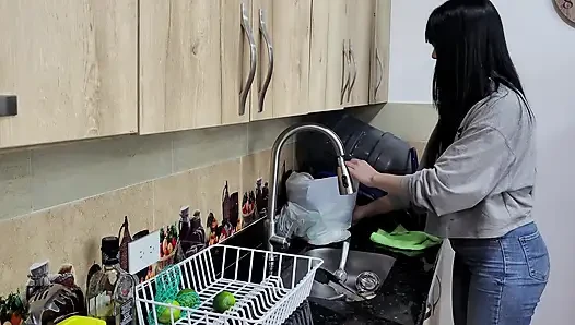 Лизать киску босса за дополнительные деньги