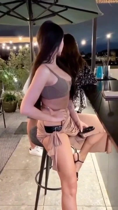 Showing strapon public