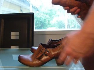 妻の茶色の作業靴で射精