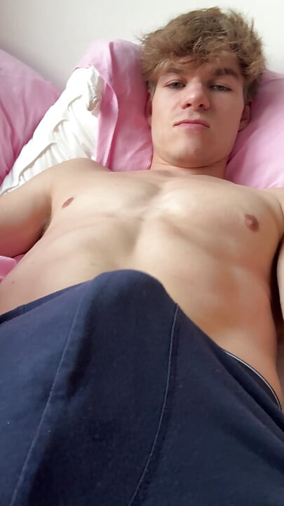 Fit Twink Pije Njegovu Ogromnu Spermu