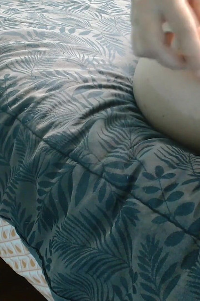 Iubită cu forme futându-și curul cu jucării