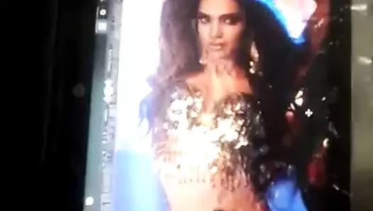 Deepika randi saygı duruşunda bulundu