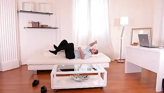 Sarışın Hatun Yarağı Gırtlağına Kadar Alıyor Ve Sert Biniyor