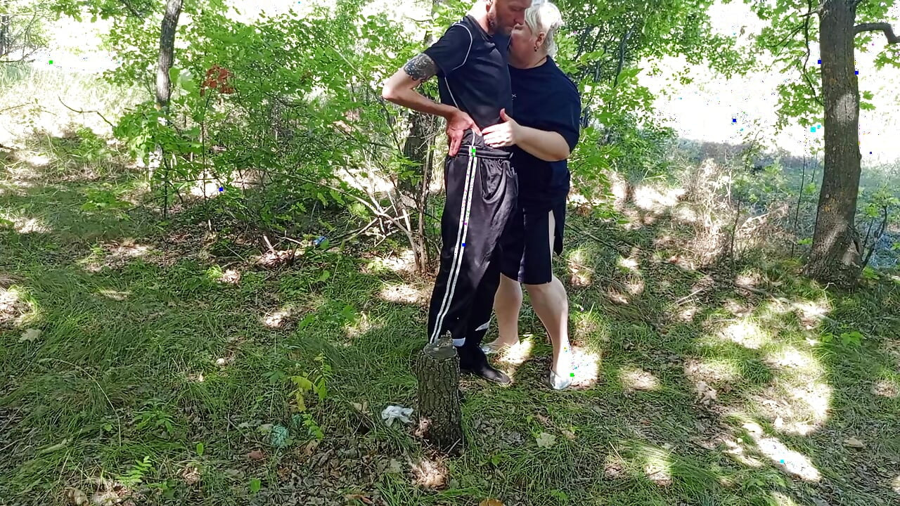 公園で公共の場でフェラチオをする隣人