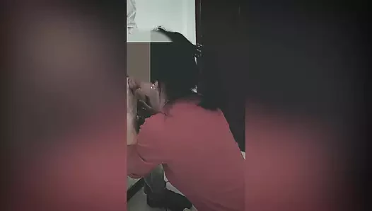 Tangkap dalam aksi! Istri nyepong kontol.