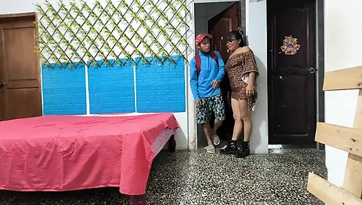 Seksi patronun sert yetenek testi: kurye adam hayatının işini alıyor