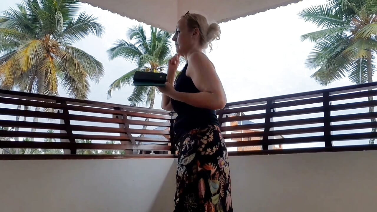 Amateur blonde rijpe vrouw geniet van seks. Pijpen en op zijn hondjes