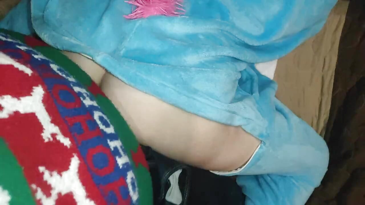 Mała księżniczka w piżamie jednorożca ssie kutasa!