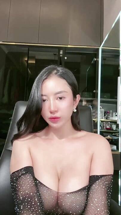A BEAUTIFUL GIRL WHO LIKES TO BE WHILE ON A VIDEO CALL WITH HER BOYFRIEND