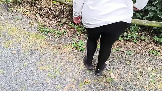 Barbekü alanında çıplak götünü kırbaçlıyor