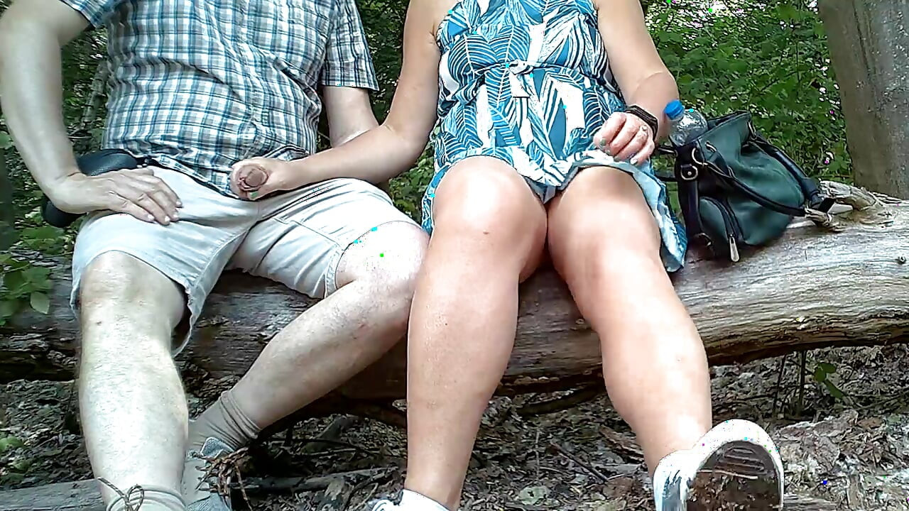 Punheta ao ar livre no parque em tempo quente
