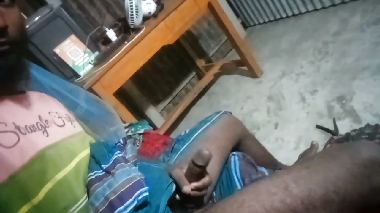 饥渴男人在撸自己那根大鸡巴，脑子里想着你，呻吟着猛射一大堆精液