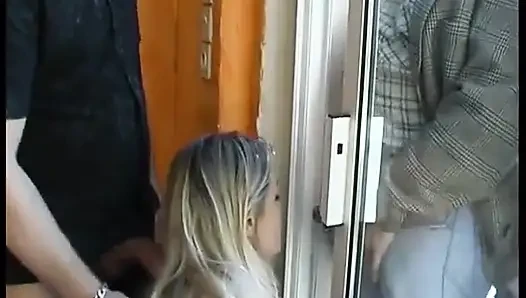 Vollbusige blonde schlampe kriegt gangbang