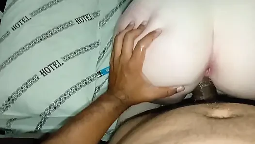 Pelacur berambut merah memek merah merah berempat di kontol hitam antar ras