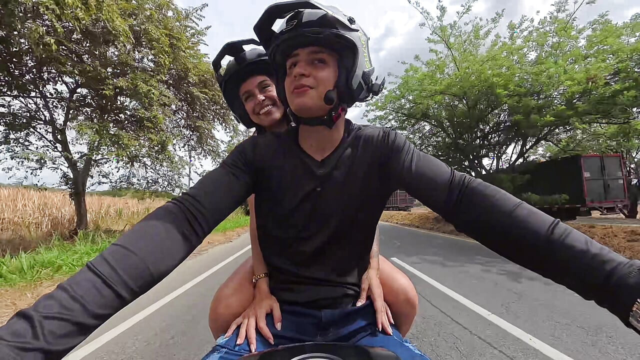 מאוננת לי ובסוף אנחנו מזדיינים אצלה בבית