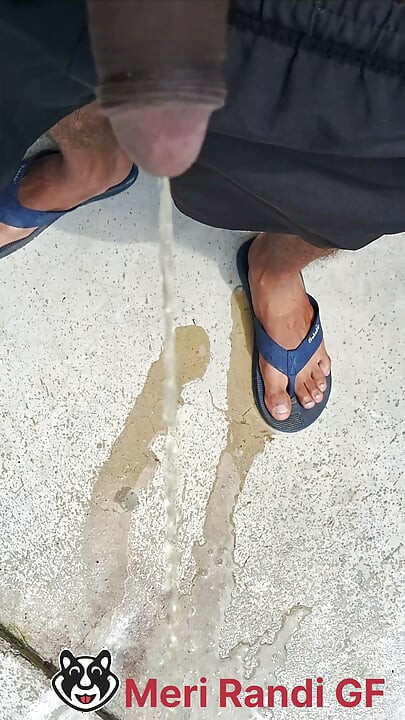 Bahut tej peshab lagi thi to mut diya