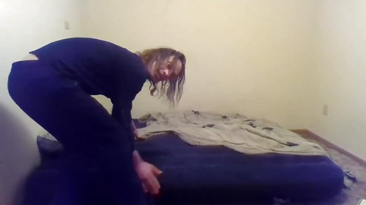 Une trans habillée t’espère un bon Nite et fait un lit d’invité pour toi (sfw)