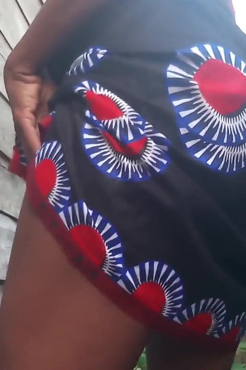 내 털이 무성한 보지를 핑거링하는 야외 오지는 다리 흔들기 Orgsams