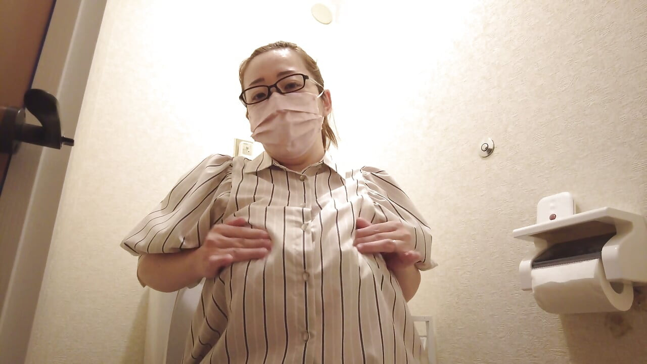 一位已婚女性在浴室里秘密手淫而兴奋.