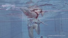 Roxalana chech dalam scuba diving di kolam renang
