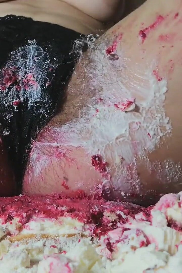 Cake Kamerada Oturuyor