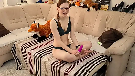 Застенчивая тинка пробует анальную игрушку в первый раз