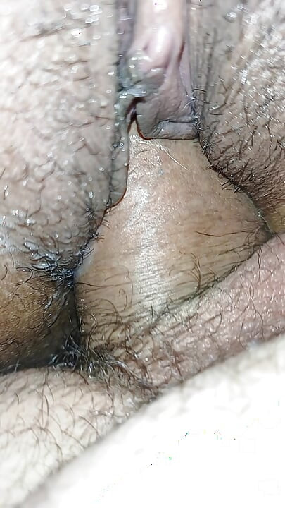 Bu sapık amcığın aşırı yakın çekim boşalana kadar yarak alıyor