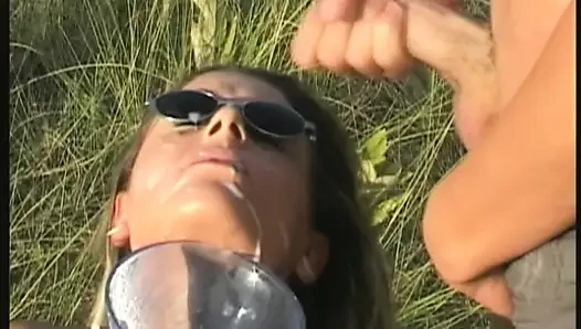 Cewek hot rambut pirang lagi asik minum mangkuk kencing di pesta seks liar di luar ruangan