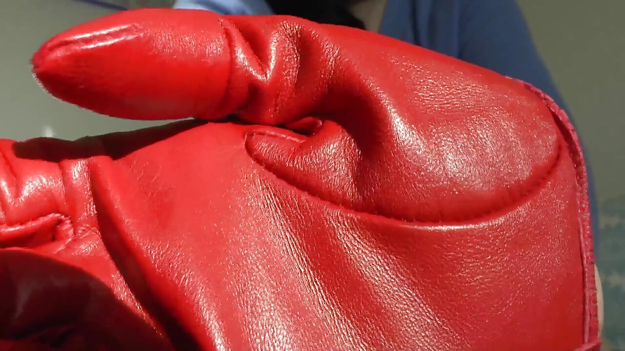 Heute Ist Dein Abspritztag! an Roten Lederhandschuhen Schnüffeln, Lady Victoria Valente