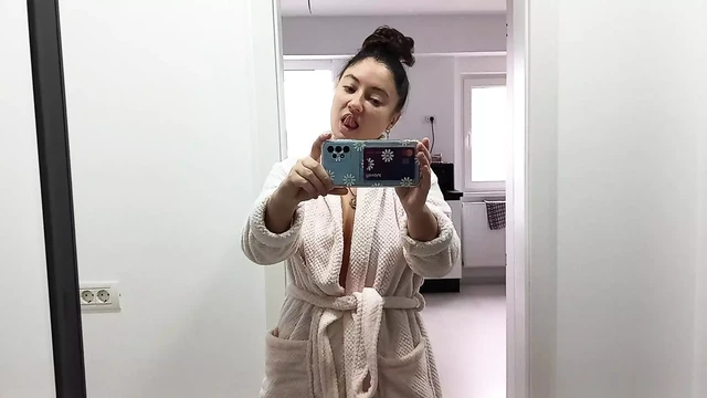 Тинка играет с ее мокрой киской!!