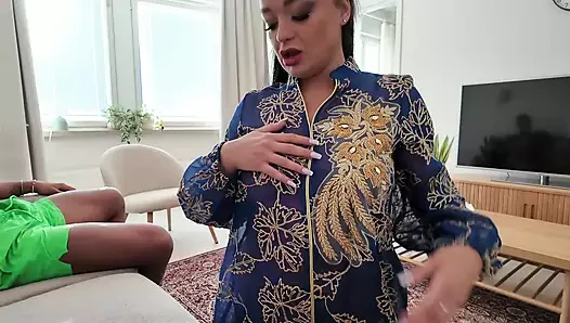 Istri jalang Arab dengan banteng bbc di depan suami
