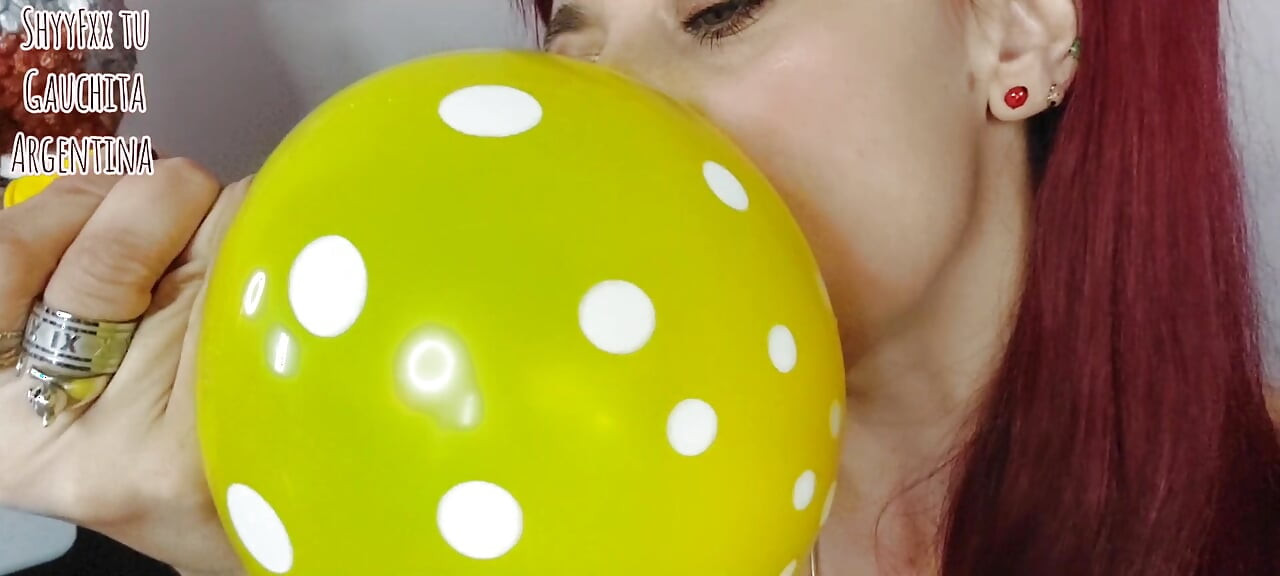 ShyyFxx trlja i puca balone svojom guzicom!