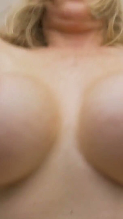 Huge Tits MiLF Rides a Young Dick | クリップ1