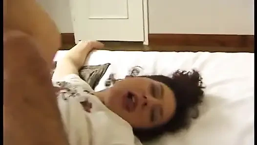 İç çamaşırlı esmer kadın parmaklanıyor ve götten sikiliyor