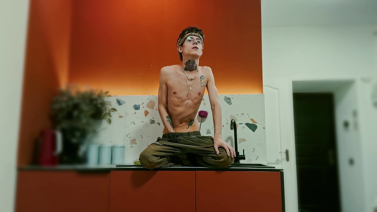 Twink se zabavlja u studijskoj kuhinji