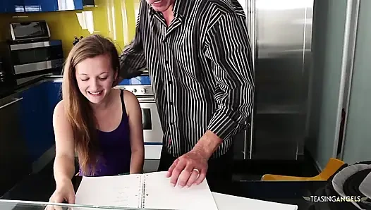 Süßes schätzchen bekommt eine gesichtsbesamung, nachdem ihre enge muschi gefickt wurde