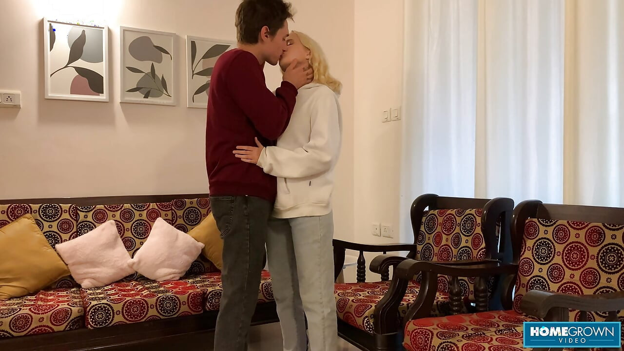 Ξανθιά κοπέλα παίρνει τον εραστή της βαθιά με POV πιπίλισμα και γαμήσι