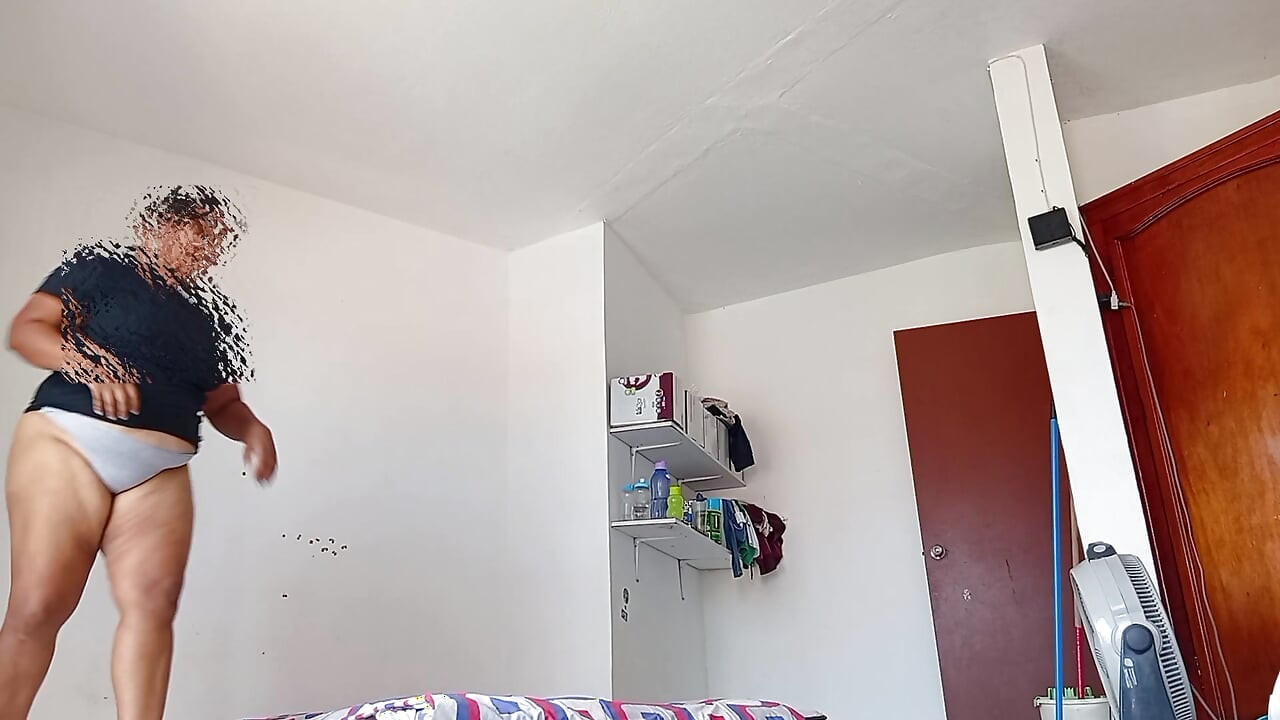 Siivoan huonetta housuillani päällä, kun mieheni katselee ja nauhoittaa minua 4