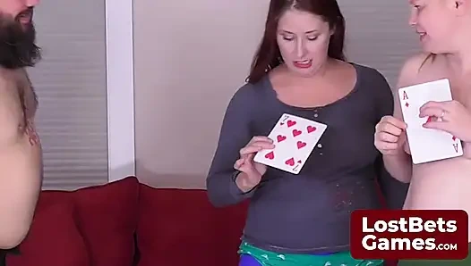 Vincent yüksek kart oyunu için seksi veteriner Julie ve Belle'e katılıyor