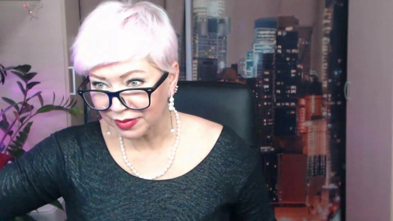Mature gaping pussy and dick in cunt close-up